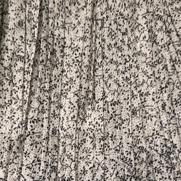 Oak + Fort - Pleated Floral Skirt - Picture 2 of 3